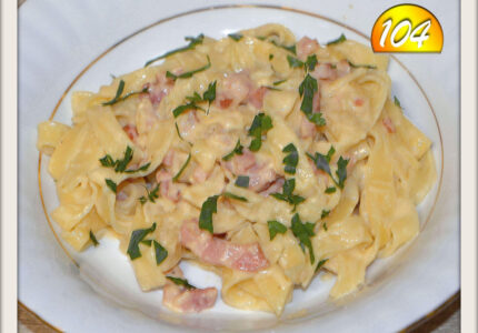 włoski-sos-carbonara-najlepszy-pyszny-makaron-pasta-pene-pomysł-na-tagliatelle-obiad-kolacja-śmietana-śmietanka-jajka-boczek-świetny-sos-do-makaronu-hit-mega-mniam