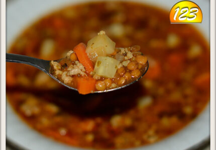 pyszna zupa lowcarb warzywa zdrowo pożywna soczewica zielona czerwona marchewka przepis gotowanie domowe najlepsza pyszna